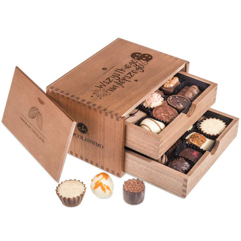 Praliny w drewnianej skrzyneczce Chocolaterie z okazji urodzin